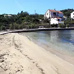 Апартаменты Apartments By The Sea Lukoran