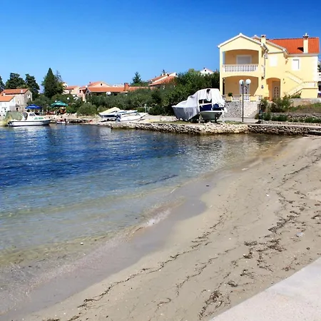 Apartment Apartments By The Sea Lukoran Lukoran