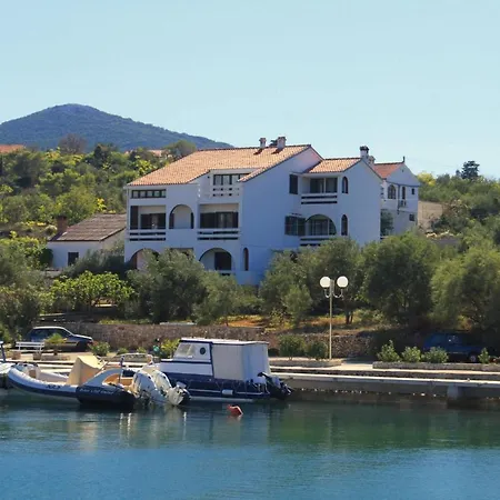 Апартаменты Apartments By The Sea Lukoran