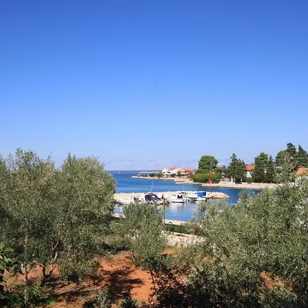 Apartments By The Sea Lukoran *